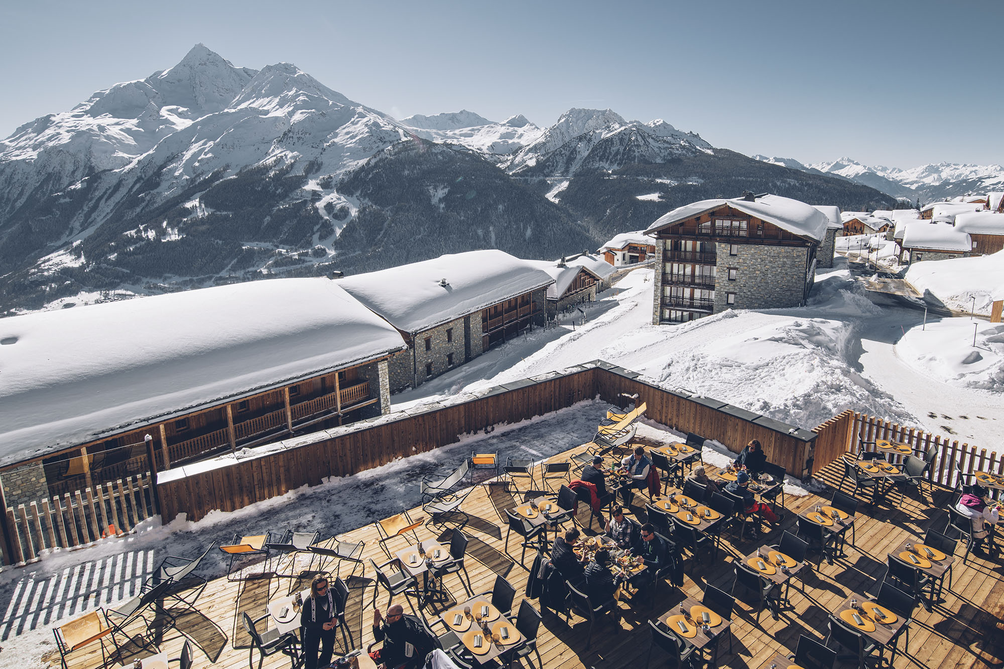 Vue plongeante de la terrasse du Solario et les panoramas avoisinants