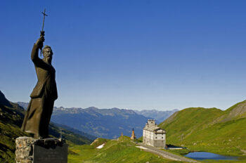 Statue de l&#8217;abbé Chanoux avec l&#8217;hospice