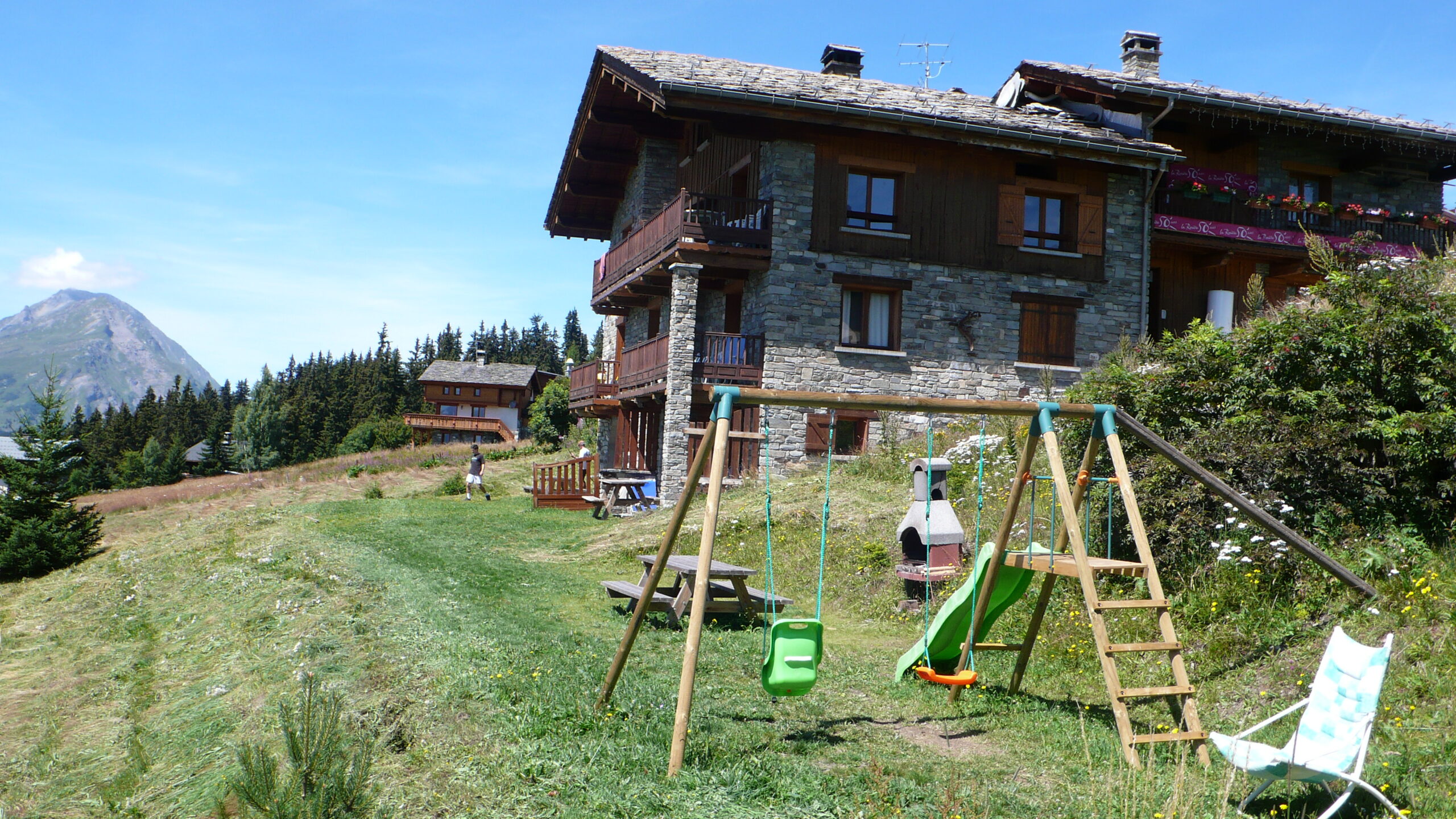 Profitez du panorama  de la Haute tarentaise Jardin verdoyant, ambiance conviviale autour du barbecue et des jeux enfants