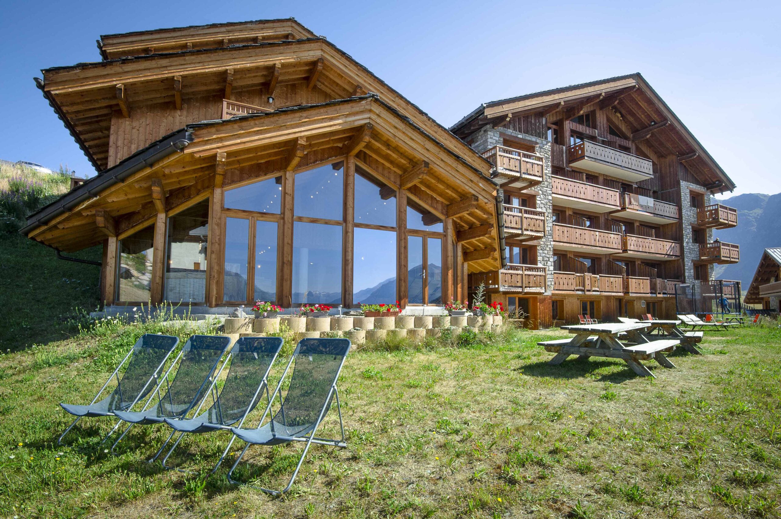Jardin avec trampoline , chaises longues et très vue depuis le chalet du Panoramic sur la Savoie