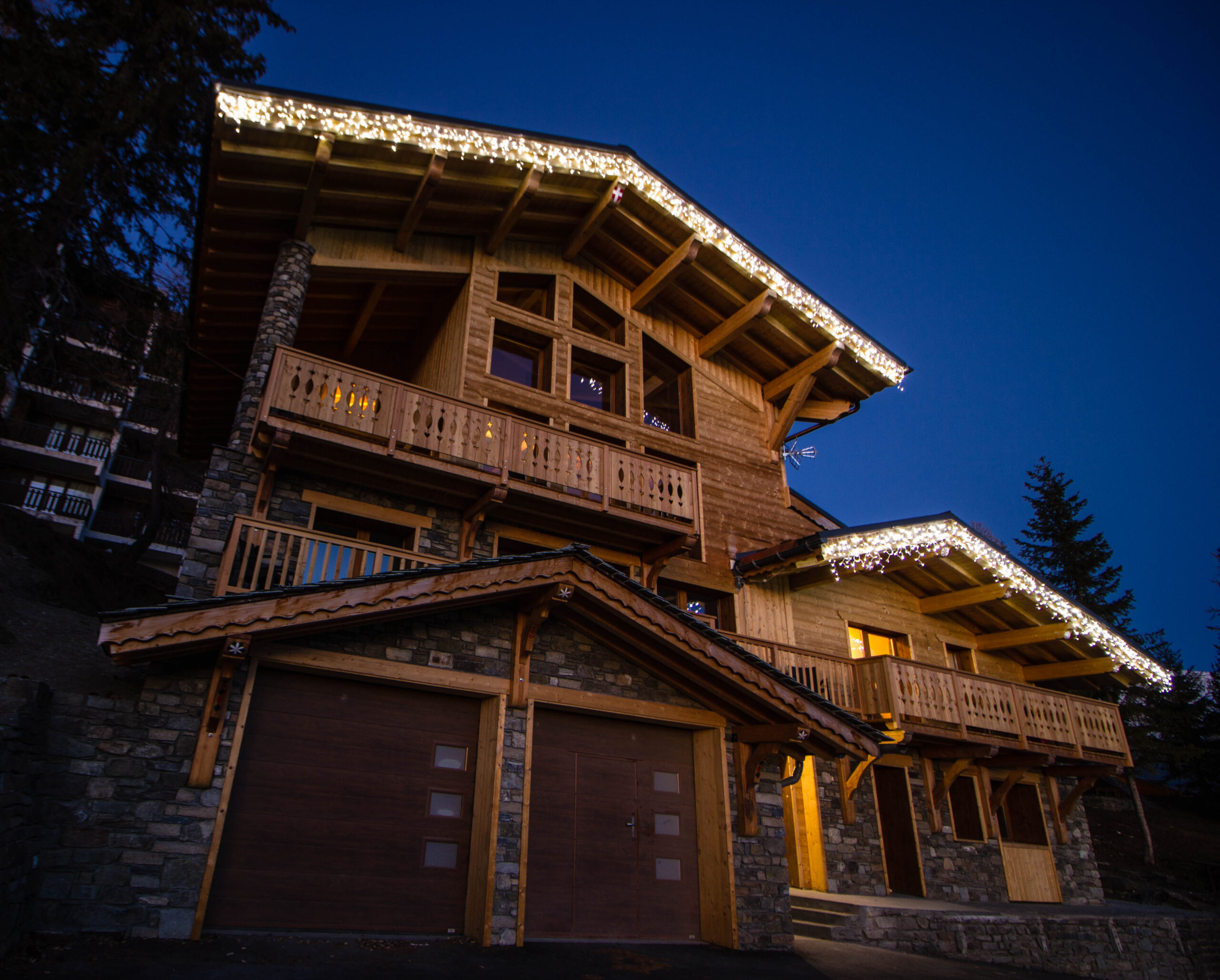Façade du chalet à la tombée de nuit